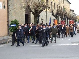 Il Corteo si sposta verso il Monumento ai Caduti per la deposizione corona in onore e ricordo dei caduti. 